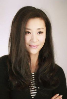 被冯小刚力捧走红,和罗晋分手后,为大21岁富豪老公生下龙凤胎