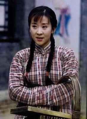 她才38岁却演了20年母亲,为拍戏生理期泡3天冰水,用洗衣粉洗头_娱乐_网